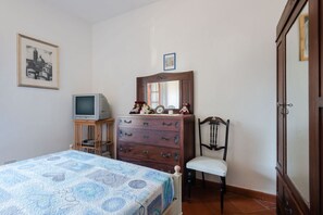2 bedrooms, iron/ironing board - GuestHost - Chiantishire Lovely Cottage with Garden & Parking! (Castelnuovo Berardenga)