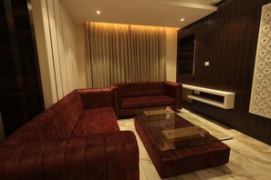 Caja de seguridad en la habitación, muebles diferentes y escritorio 