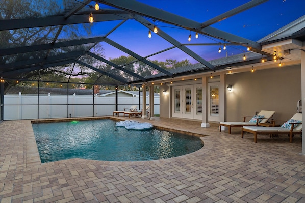 Alberca al aire libre y alberca climatizada