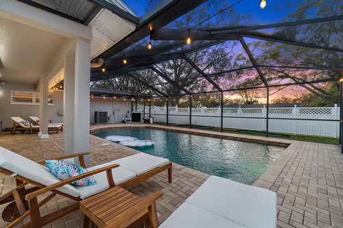 Tropical Heated Pool Beach House! 10 Min to Beach