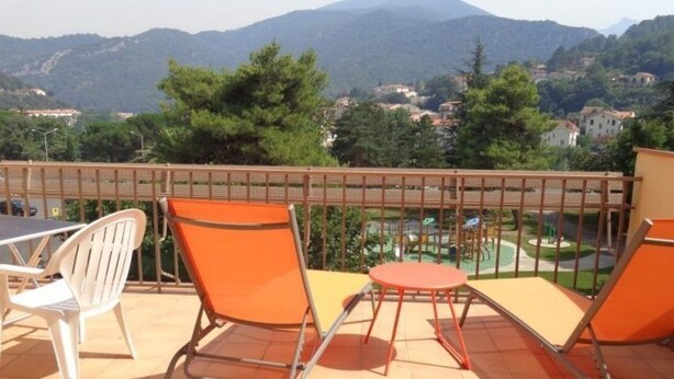 Outdoor dining - Charming F1 with Terrace, Garage, and WiFi - Close to Spa and Town Center in Amélie-les-Bains (Amélie-les-Bains-Palalda)