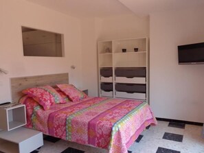 Free WiFi - Charming F1 with Terrace, Garage, and WiFi - Close to Spa and Town Center in Amélie-les-Bains (Amélie-les-Bains-Palalda)