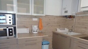 Fridge, microwave, oven, stovetop - Charming F1 with Terrace, Garage, and WiFi - Close to Spa and Town Center in Amélie-les-Bains (Amélie-les-Bains-Palalda)
