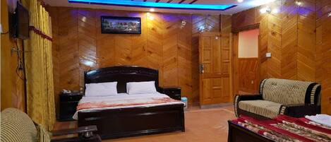 Deluxe Triple Room | Iron/ironing board, free WiFi, bed sheets