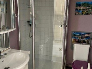 Bathroom - "Cosy Studio in Amélie-les-Bains Center - Balcony & Garage, Pets Welcome!" (Amélie-les-Bains-Palalda)