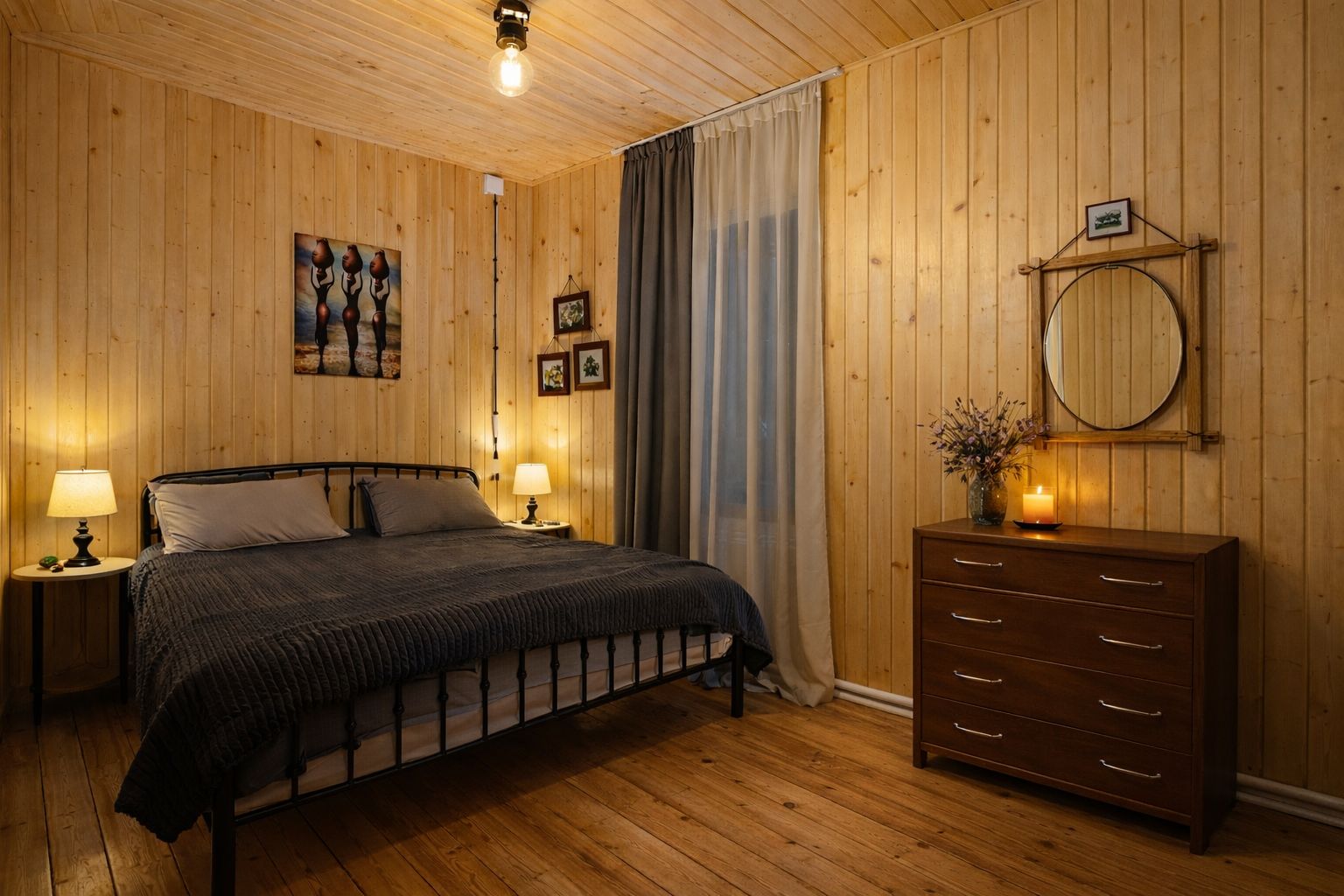 Habitació amb panells de fusta, un llit, dues làmpades de nit, un taulell, un mirall i un quadre amb marc a la paret.