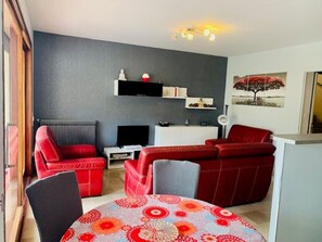TV - Cozy 2-BR Apartment for 4 with Terrace, Parking, and Close to Spa in Amélie-les-Bains (Amélie-les-Bains-Palalda)