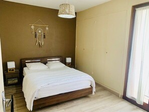 2 makuuhuonetta, silitysrauta/-lauta, ilmainen Wi-Fi