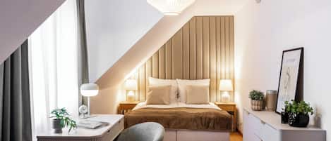 4 slaapkamers, een bureau, een strijkplank/strijkijzer, reisbedje