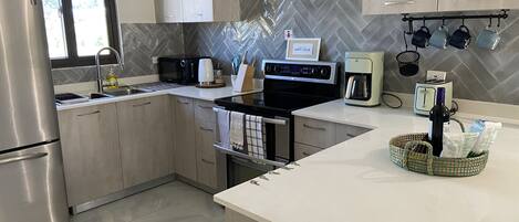 ثلاجة، ميكروويف، فرن، موقد طهي مسطح