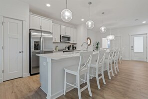 ثلاجة، ميكروويف، فرن، موقد طهي مسطح