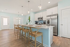 ثلاجة، ميكروويف، فرن، موقد طهي مسطح