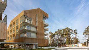 A modern multi-story building with balconies and a wooden facade. - Vacation apartment by the sea, vacation on the island of Usedom, Apartment BALTYCKI A22 (Świnoujście)