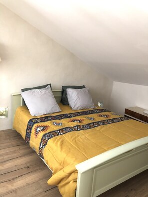 2 bedrooms, desk, iron/ironing board, travel cot