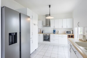 Geladeira, micro-ondas, fogão, cooktop