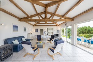 Fernseher, Tischtennisplatte, Bücher, Stereoanlage