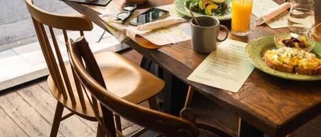 Petit déjeuner complet (15 EUR par personne)