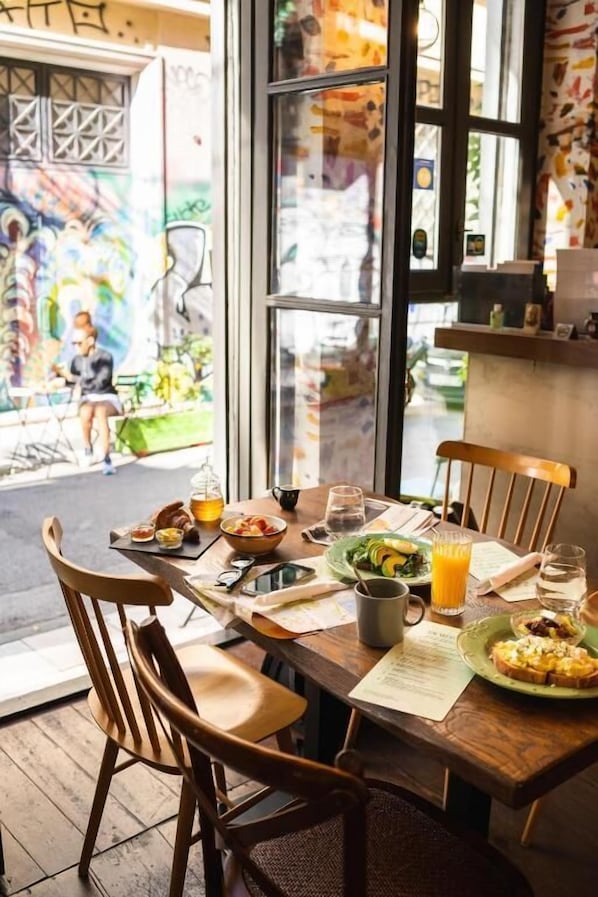 Tägliches großes Frühstück (15 EUR pro Person)