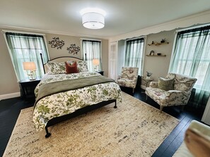 6 bedrooms, travel crib, WiFi, bed sheets