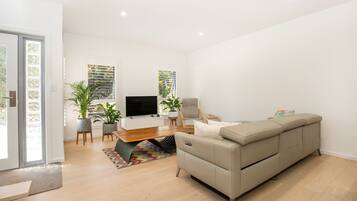 Smart TV, books, stereo