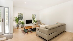 Smart TV, books, stereo