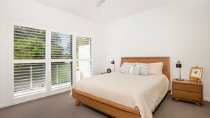3 bedrooms, desk, iron/ironing board, travel cot - Bower's Nest - Pet Friendly - 2 Mins Walk to Beach (Culburra Beach)