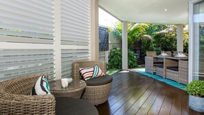 Outdoor dining - Bower's Nest - Pet Friendly - 2 Mins Walk to Beach (Culburra Beach)