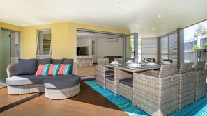 Outdoor dining - Bower's Nest - Pet Friendly - 2 Mins Walk to Beach (Culburra Beach)