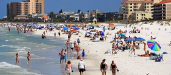 Cozy 4/2, Centrally Located, King Beds, Pergola, Hot Tub & Pool!