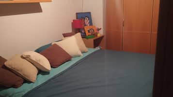 2 bedrooms, iron/ironing board, travel cot, free WiFi
