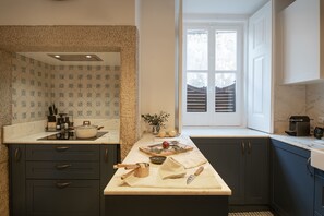 Kühlschrank, Mikrowelle, Ofen, Herdplatte