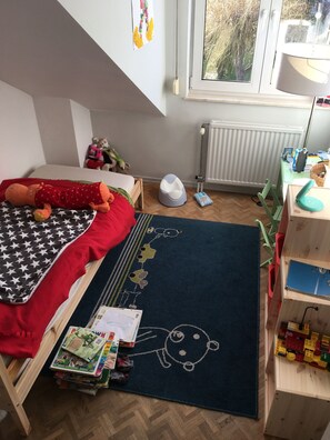 5 bedrooms, travel cot, WiFi