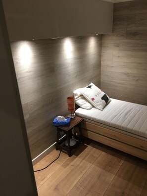 5 bedrooms, travel cot, WiFi