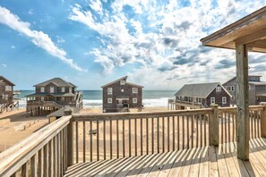 Beach nearby - ISLAND TIME Semi-oceanfront, 4BR 3.5BA Home with hot tub (Buxton)