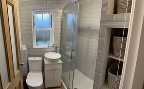 Shower, hair dryer, towels - Stunning 1-bed Apartment in St Albans Village (St Albans)