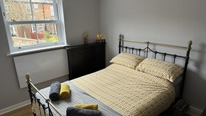 1 slaapkamer, een strijkplank/strijkijzer, gratis wifi, beddengoed