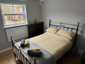 1 bedroom, iron/ironing board, free WiFi, bed sheets - Stunning 1-bed Apartment in St Albans Village (St Albans)