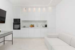 Microondas, lavavajillas, cafetera/tetera, utensilios de cocina