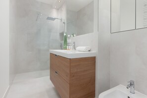 Shower, towels - Apartment Łazienki Park by Renters (Warsaw)