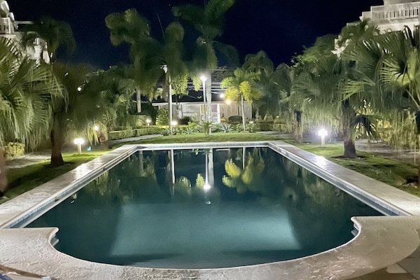 Una piscina al aire libre