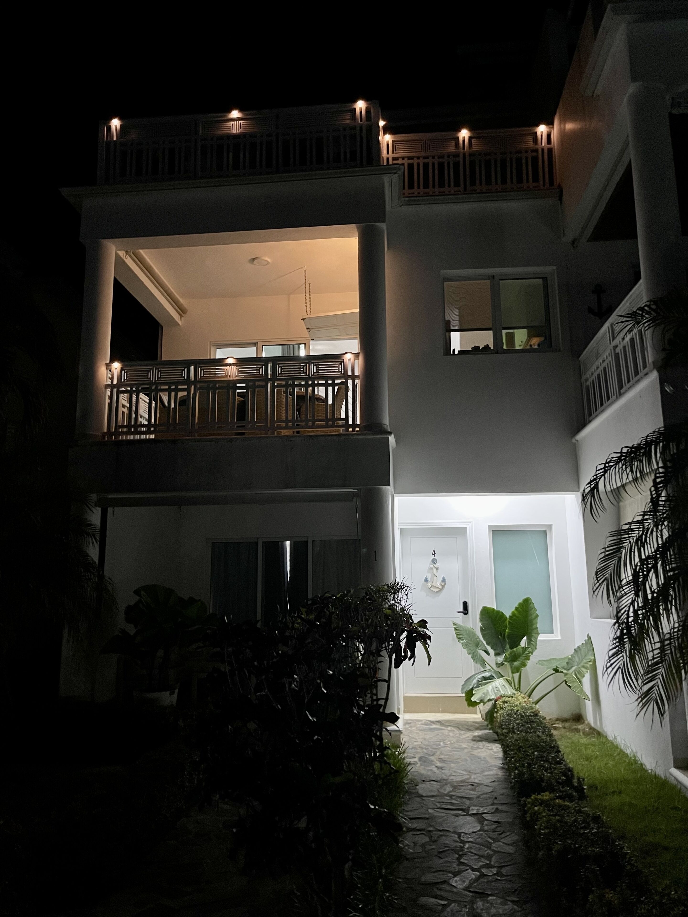 Un bâtiment à deux étages doté d’un balcon et d’un escalier menant à l’étage supérieur.