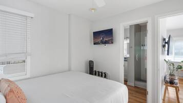 1 habitación, escritorio, tabla de planchar con plancha y cuna de viaje