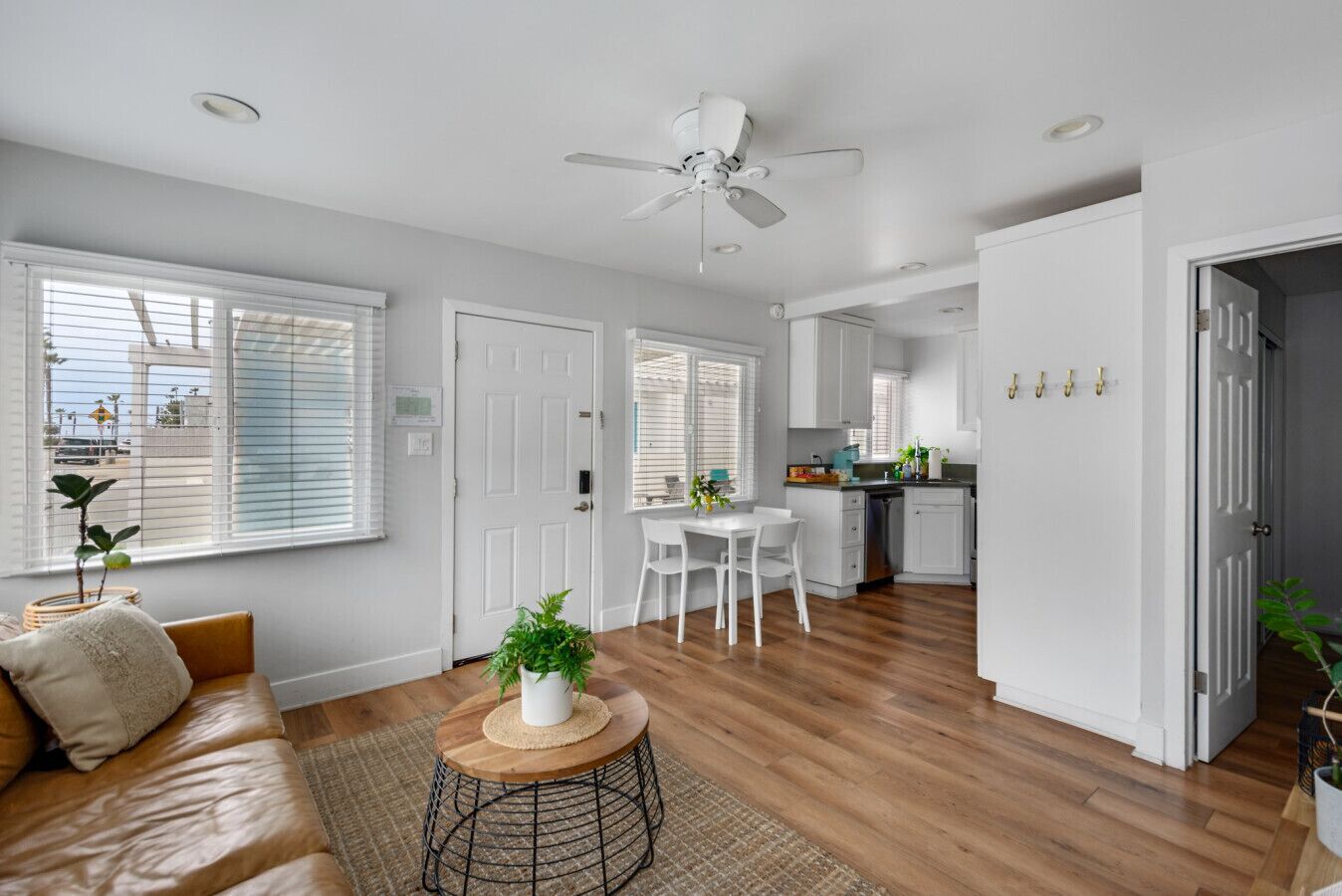 Smart TV, stereo, offices