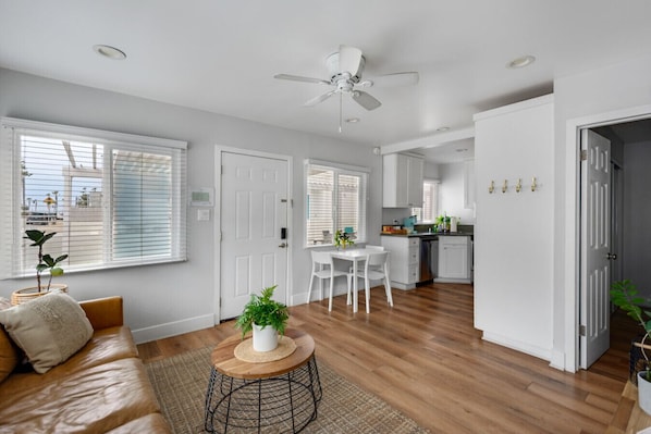 Smart-TV, Stereoanlage, Arbeitsbereiche