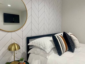 2 bedrooms, desk, iron/ironing board, travel cot - Steps to the Beach, Main St & Pacific City - 2BR (Huntington Beach)