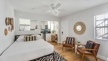 办公桌、熨斗/熨衣板、旅行婴儿床、免费 WiFi