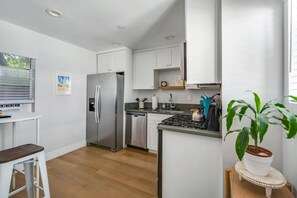 Réfrigérateur, four à micro-ondes, un four, surface de cuisson