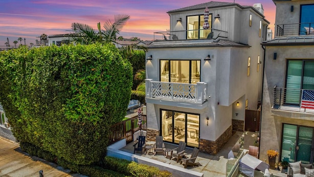 A modern two-story house with a balcony, large windows, and a well-maintained garden. - Rooftop Ocean Views / 2min Walk To Beach / Private Pool (Huntington Beach)