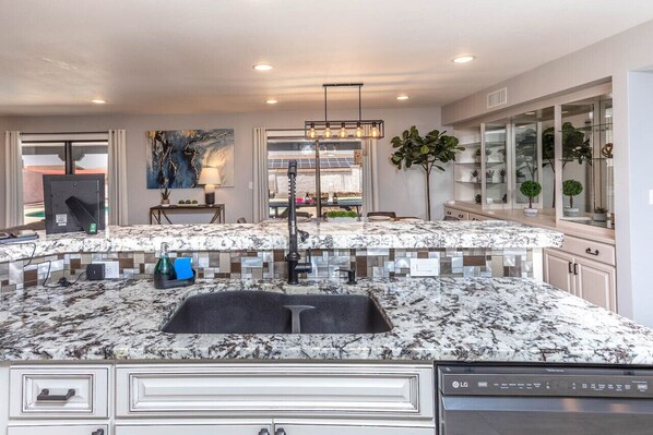 Fridge, microwave, oven, stovetop - HavaSunny Stay - Pool | Spa | Game Room | Fire Pit (Lake Havasu City)