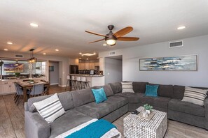 Smart TV, fireplace, video games, foosball - HavaSunny Stay - Pool | Spa | Game Room | Fire Pit (Lake Havasu City)